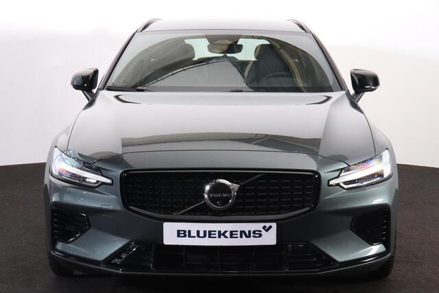 Volvo V60 T6 Plug-in hybrid AWD Plus Dark - IntelliSafe Assist & Surround - Harman/Kardon audio - Parkeercamera achter - Verwarmde voorstoelen, stuur & achterbank - Parkeersensoren voor & achter - Elektr. bedienb. voorstoelen met geheugen - 18' LMV