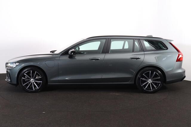 Volvo V60 T6 Plug-in hybrid AWD Plus Dark - IntelliSafe Assist & Surround - Harman/Kardon audio - Parkeercamera achter - Verwarmde voorstoelen, stuur & achterbank - Parkeersensoren voor & achter - Elektr. bedienb. voorstoelen met geheugen - 18' LMV