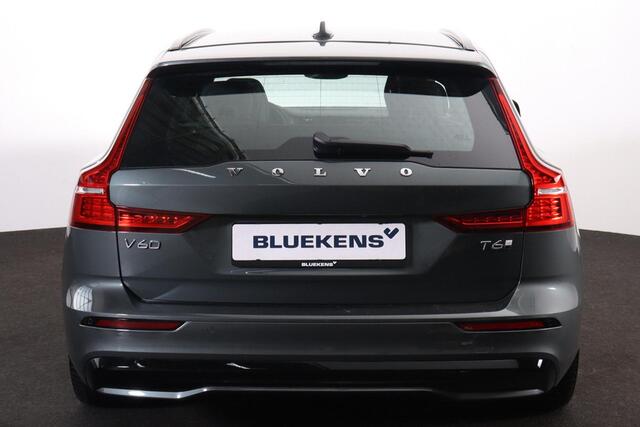 Volvo V60 T6 Plug-in hybrid AWD Plus Dark - IntelliSafe Assist & Surround - Harman/Kardon audio - Parkeercamera achter - Verwarmde voorstoelen, stuur & achterbank - Parkeersensoren voor & achter - Elektr. bedienb. voorstoelen met geheugen - 18' LMV