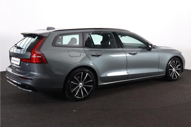 Volvo V60 T6 Plug-in hybrid AWD Plus Dark - IntelliSafe Assist & Surround - Harman/Kardon audio - Parkeercamera achter - Verwarmde voorstoelen, stuur & achterbank - Parkeersensoren voor & achter - Elektr. bedienb. voorstoelen met geheugen - 18' LMV