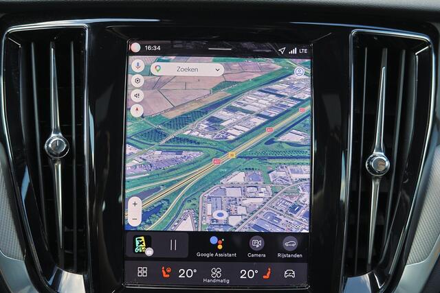 Volvo V60 T6 Plug-in hybrid AWD Plus Dark - IntelliSafe Assist & Surround - Harman/Kardon audio - Parkeercamera achter - Verwarmde voorstoelen, stuur & achterbank - Parkeersensoren voor & achter - Elektr. bedienb. voorstoelen met geheugen - 18' LMV