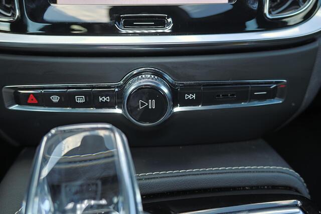 Volvo V60 T6 Plug-in hybrid AWD Plus Dark - IntelliSafe Assist & Surround - Harman/Kardon audio - Parkeercamera achter - Verwarmde voorstoelen, stuur & achterbank - Parkeersensoren voor & achter - Elektr. bedienb. voorstoelen met geheugen - 18' LMV