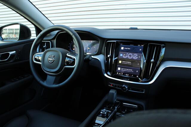 Volvo V60 T6 Automaat Plug-in Hybrid AWD Plus Dark | HEICO Sportuitlaat Met Klepbediening | HEICO Bodykit | Diffusor | Voorspoiler | Zijskirts | Spoorverbreders | 20 Inch Lichtmetalen Velgen R-Design | Lederen Bekleding | Panoramadak | Getint Glas | Elektrisch Vers