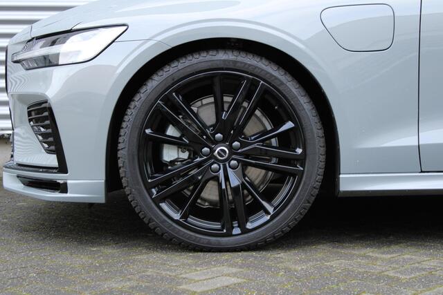 Volvo V60 T6 Automaat Plug-in Hybrid AWD Plus Dark | HEICO Sportuitlaat Met Klepbediening | HEICO Bodykit | Diffusor | Voorspoiler | Zijskirts | Spoorverbreders | 20 Inch Lichtmetalen Velgen R-Design | Lederen Bekleding | Panoramadak | Getint Glas | Elektrisch Vers