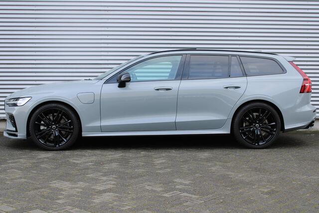 Volvo V60 T6 Automaat Plug-in Hybrid AWD Plus Dark | HEICO Sportuitlaat Met Klepbediening | HEICO Bodykit | Diffusor | Voorspoiler | Zijskirts | Spoorverbreders | 20 Inch Lichtmetalen Velgen R-Design | Lederen Bekleding | Panoramadak | Getint Glas | Elektrisch Vers