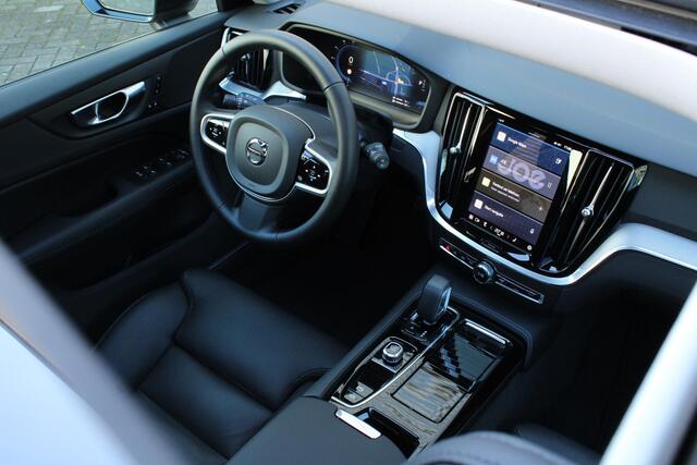 Volvo V60 T6 Automaat Plug-in Hybrid AWD Plus Dark | HEICO Sportuitlaat Met Klepbediening | HEICO Bodykit | Diffusor | Voorspoiler | Zijskirts | Spoorverbreders | 20 Inch Lichtmetalen Velgen R-Design | Lederen Bekleding | Panoramadak | Getint Glas | Elektrisch Vers