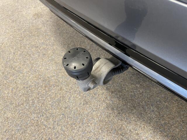 Volvo V60 2.0 T4 R-Design 190pk AUT8 Trekhaak 1800kg/ Sunroof/Adapt. Cruise/ Pilot Ass/ Camera/ Stoel en Stuur verw.