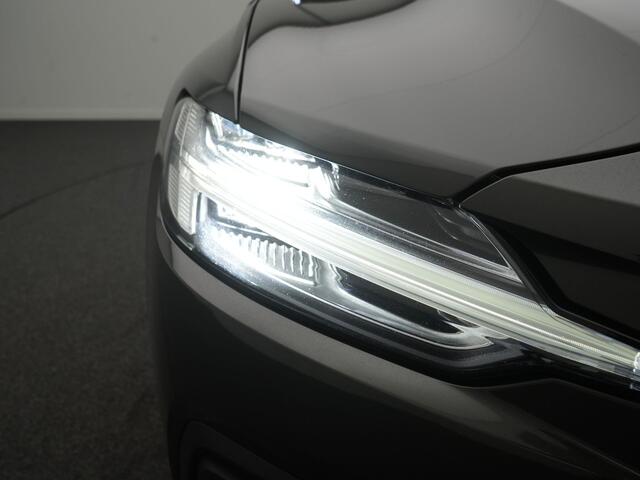 Volvo V60 2.0 B3 Momentum Business - RIJKLAARPRIJS - All Seasonbanden - Achteruitrijcamera - Elektrisch Glazen Schuif-/Kanteldak - Apple Carplay - Android Auto