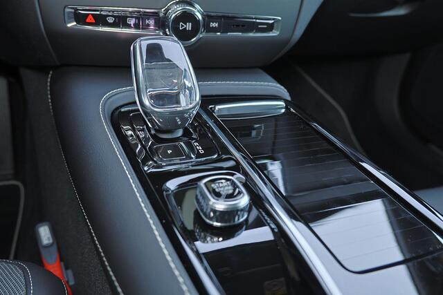 Volvo V60 T6 Recharge Plug-in hybrid AWD Plus Dark - Panorama/schuifdak - IntelliSafe Assist & Surround - 360º Camera - Head-up Display - Harman/Kardon audio - Elektrisch verstel. voorstoelen met geheugen - Verwarmbare voorstoelen voor achter & stuurwiel - Contours