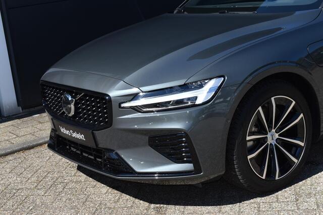 Volvo V60 T6 Plug-in hybrid AWD Plus Dark | Verwarmbare voorstoelen + stuurwiel | Premium Sound by Harman Kardon | 360 graden Camera | Trekhaak | Google Navigatie | Elektrisch verstelbare voorstoelen + Memory | All Season banden | Verwarmbare voorruit |