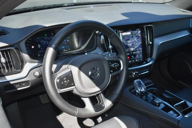 Volvo V60 T6 Plug-in hybrid AWD Plus Dark | Verwarmbare voorstoelen + stuurwiel | Premium Sound by Harman Kardon | 360 graden Camera | Trekhaak | Google Navigatie | Elektrisch verstelbare voorstoelen + Memory | All Season banden | Verwarmbare voorruit |