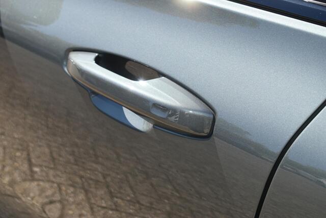 Volvo V60 T6 Plug-in hybrid AWD Plus Dark | Verwarmbare voorstoelen + stuurwiel | Premium Sound by Harman Kardon | 360 graden Camera | Trekhaak | Google Navigatie | Elektrisch verstelbare voorstoelen + Memory | All Season banden | Verwarmbare voorruit |