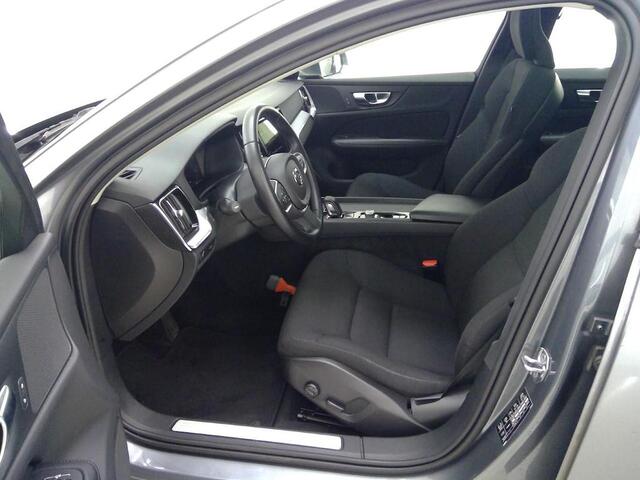 Volvo V60 2.0 B3 Business Pro | Adaptieve Cruise Control | Panoramadak | Trekhaak | Parkeercamera | Apple CarPlay & Android Auto | Dodehoek Detectie |