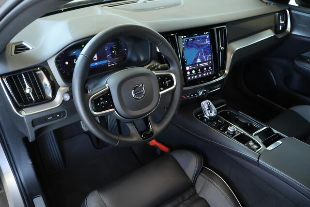 Volvo V60 2.0 T6 Plug-in hybrid AWD Plus Dark | Elektrische wegklapbare trekhaak | Adaptive Cruise Control | 360° Parkeercamera | Stoelverwarming | Stuurwielverwarming | Harman Kardon Premium Audio | Google infotainment | Longe Range