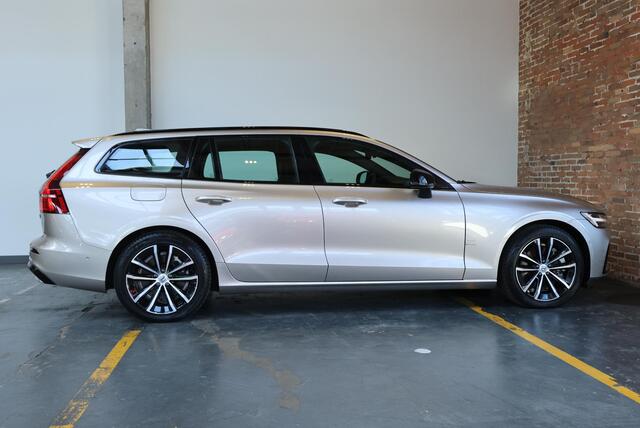 Volvo V60 2.0 T6 Plug-in hybrid AWD Plus Dark | Elektrische wegklapbare trekhaak | Adaptive Cruise Control | 360° Parkeercamera | Stoelverwarming | Stuurwielverwarming | Harman Kardon Premium Audio | Google infotainment | Longe Range
