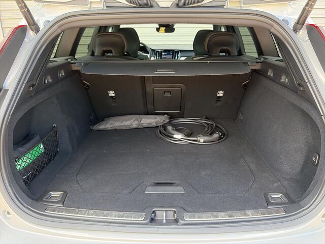 Volvo V60 2.0 T6 Plug-in hybrid AWD Ultimate Dark / Black Sheep / 19" 5-Spaaks Black / H&K Audio / Sportstoelen /