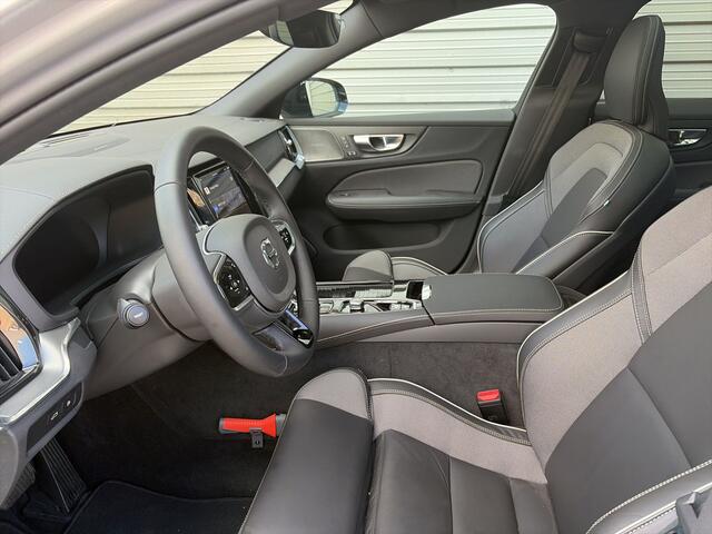 Volvo V60 2.0 T6 Plug-in hybrid AWD Ultimate Dark / Black Sheep / 19" 5-Spaaks Black / H&K Audio / Sportstoelen /