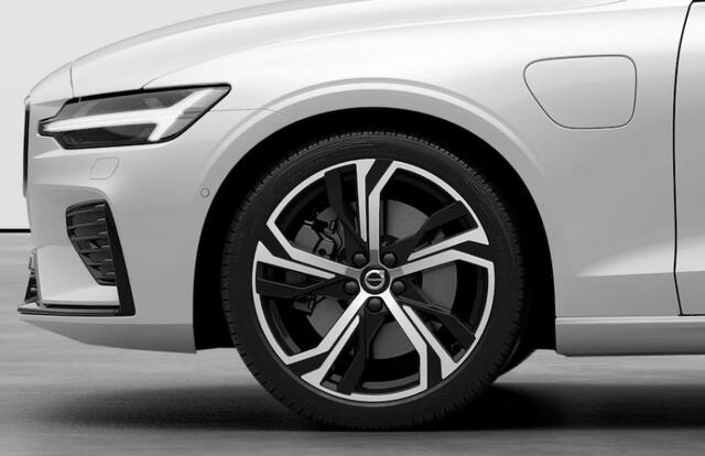 Volvo V60 T8 455PK Automaat AWD Ultra Perform. Ed. Dark Polestar Optimalisatie / Glossy black Logo voor en achterzijde / Long Range / 360 Camera / Harman Kardon audio / Head-up display / Panorama dak / Apple carplay / Android auto /