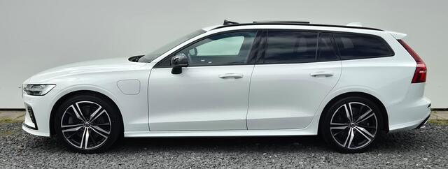 Volvo V60 2.0 T6 Recharge AWD R-Design Head Up - Stoelventilatie voor - Luxe lederen bekleding - Panorama Dak - 2000 KG Trekgewicht - Harman Kardon Sound Systeem - Camera achter - Lighting Pack - Privacy glass - 19 Licht metaal - Elektrisch bedienbare voorstoelen 