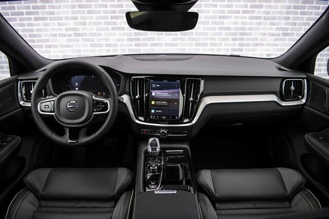 Volvo V60 2.0 T6 Plug-in hybrid AWD Ultra Dark | Sportstoelen | Schuif-/Kanteldak | Full-LED | Adaptieve Cruise Control | Head-Up Display | Stoelverwarming Voor en Achter | 19" | Getint Glas | Harman Kardon Audio | BLIS |