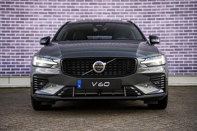 Volvo V60 2.0 T6 Plug-in hybrid AWD Ultra Dark | Sportstoelen | Schuif-/Kanteldak | Full-LED | Adaptieve Cruise Control | Head-Up Display | Stoelverwarming Voor en Achter | 19" | Getint Glas | Harman Kardon Audio | BLIS |