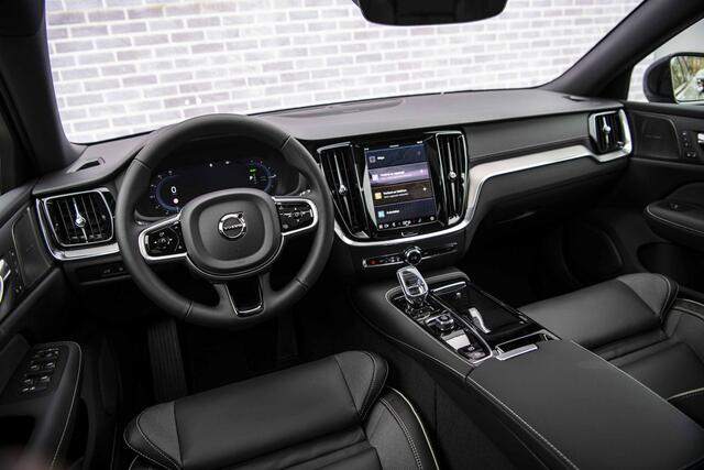 Volvo V60 2.0 T6 Plug-in hybrid AWD Ultra Dark | Sportstoelen | Schuif-/Kanteldak | Full-LED | Adaptieve Cruise Control | Head-Up Display | Stoelverwarming Voor en Achter | 19" | Getint Glas | Harman Kardon Audio | BLIS |