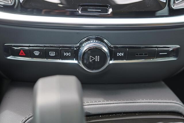 Volvo V60 T6 Recharge AWD Plus Bright - Panorama/schuifdak - Bowers & Wilkins audio - Parkeercamera achter - Verwarmde voorstoelen, stuur & achterbank - Parkeersensoren voor & achter - Elektr. bedienb. voorstoelen met geheugen - Cruise control - 19' LMV