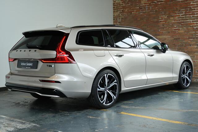 Volvo V60 T8 Automaat Plug-in hybrid AWD Plus Dark | Semi-Electrische Wegklapbare Trekhaak | Harman Kardon Premium Audio | 360° Parkeercamera | Parkeersensoren voor + achter | Stoelverwarming | Panoramadak | Head-Up Display .