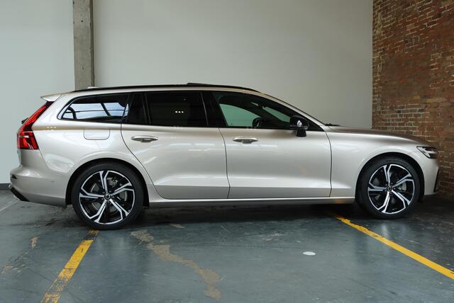 Volvo V60 T8 Automaat Plug-in hybrid AWD Plus Dark | Semi-Electrische Wegklapbare Trekhaak | Harman Kardon Premium Audio | 360° Parkeercamera | Parkeersensoren voor + achter | Stoelverwarming | Panoramadak | Head-Up Display .