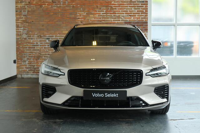 Volvo V60 T8 Automaat Plug-in hybrid AWD Plus Dark | Semi-Electrische Wegklapbare Trekhaak | Harman Kardon Premium Audio | 360° Parkeercamera | Parkeersensoren voor + achter | Stoelverwarming | Panoramadak | Head-Up Display .