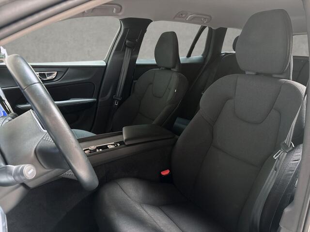 Volvo V60 2.0 B3 Sport 163Pk Automaat (APPLE CARPLAY, GROOT NAVI, CAMERA, GETINT GLAS, KEYLESS, SPORTSTOELEN, ELEK ACHTERKLEP, NIEUWE APK, NIEUWSTAAT)
