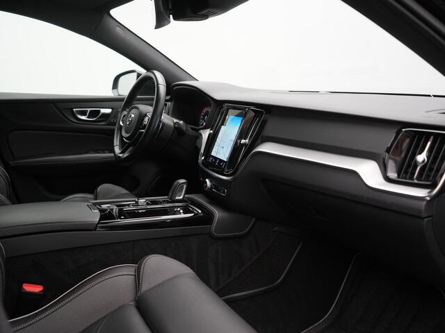 Volvo V60 T8 Twin Engine AWD R-Design PHEV 390pk Dealer O.H. | Trekhaak Af Fabriek | Panodak | Head Up | Harman / Kardon | Camera | Lederen Sportstoelen Memory & Verwarmd | Apple Carplay | Stuur Verwarmd | Navigatie | DAB | Plug In Hybrid |