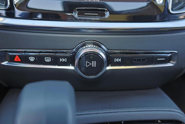 Volvo V60 T6 Recharge AWD Plus Dark - Panorama/schuifdak - IntelliSafe Assist & Surround - 360º Camera - Harman/Kardon audio - Verwarmde voorstoelen, stuur & achterbank - Parkeersensoren voor & achter - Elektr. bedienb. voorstoelen met geheugen - Head up display - 