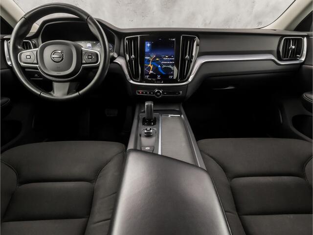 Volvo V60 2.0 B3 Sport 177Pk Automaat (APPLE CARPLAY, GROOT NAVI, PARKEERSENSOREN, GETINT GLAS, SPORTSTOELEN, DAKRAILS ZWART, LED KOPLAMPEN, NIEUWE APK, NIEUWSTAAT)