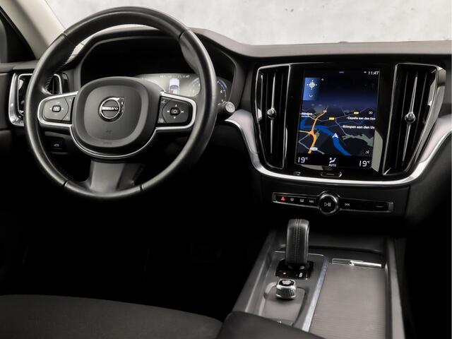 Volvo V60 2.0 B3 Sport 177Pk Automaat (APPLE CARPLAY, GROOT NAVI, PARKEERSENSOREN, GETINT GLAS, SPORTSTOELEN, DAKRAILS ZWART, LED KOPLAMPEN, NIEUWE APK, NIEUWSTAAT)