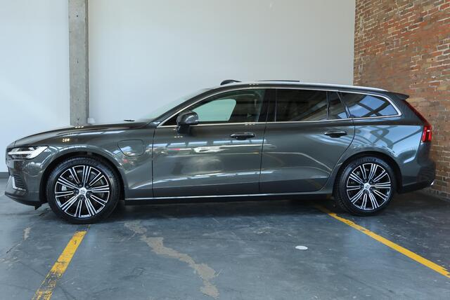 Volvo V60 T8 Recharge AWD Inscription | Semi-Electrische Wegklapbare Trekhaak | Panoramadak | Verwarmbare voorstoelen en stuurwiel | Adaptieve cruise control | Apple carplay/Android auto | Keyless Entree | Parkeer sensoren voor + achter | Parkeercamera