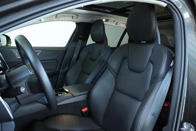 Volvo V60 T8 Recharge AWD Inscription | Semi-Electrische Wegklapbare Trekhaak | Panoramadak | Verwarmbare voorstoelen en stuurwiel | Adaptieve cruise control | Apple carplay/Android auto | Keyless Entree | Parkeer sensoren voor + achter | Parkeercamera