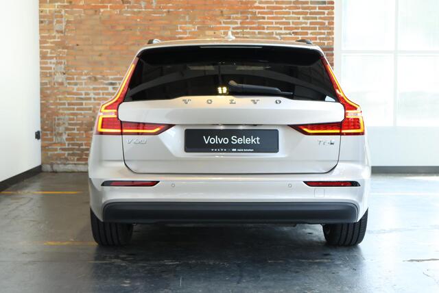 Volvo V60 T6 Plug-in hybrid AWD Essential | Lederen bekleding | BLIS | Parkeersensoren voor + achter | 19'' Lichtmetalen velgen | Stoelverwarming | Google Infotainment | Cruise control adaptief | Parkeercamera