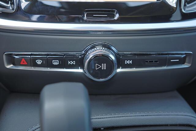 Volvo V60 T6 Recharge AWD Plus Dark - Panorama/schuifdak - IntelliSafe Assist & Surround - 360º Camera - Harman/Kardon audio - Verwarmde voorstoelen, stuur & achterbank - Parkeersensoren voor & achter - Elektr. bedienb. voorstoelen met geheugen - Head up display - 