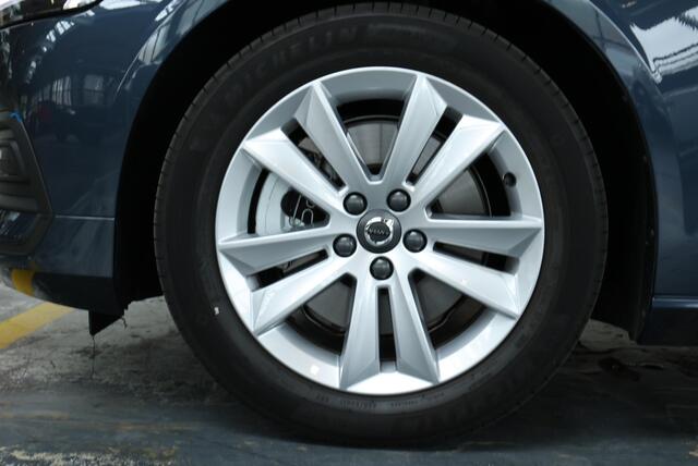 Volvo V60 B4 Essential Edition | Stoelverwarming | Stuurwielverwarming | Parkeersensoren voor + achter | Parkeercamera | BLIS | Lederen Bekleding | Pilot Assist | Google Infotainment