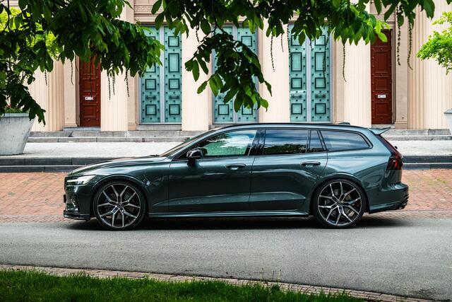 Volvo V60 2.0 T8 Plug-in hybrid AWD Ultra Dark | 21" Polestar | Black Pack | Bowers & Wilkins | Heico Uitlaatsysteem | Heico Body Kit | Trekhaak | Massage & Ventilatie |