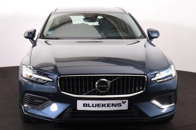 Volvo V60 T6 Recharge AWD Essential - IntelliSafe Assist & Surround - Parkeercamera achter - Verwarmde voorstoelen, stuur & achterbank - Parkeersensoren voor & achter - Inklapbare trekhaak - 18' LMV