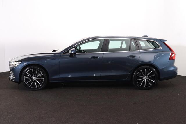 Volvo V60 T6 Recharge AWD Essential - IntelliSafe Assist & Surround - Parkeercamera achter - Verwarmde voorstoelen, stuur & achterbank - Parkeersensoren voor & achter - Inklapbare trekhaak - 18' LMV