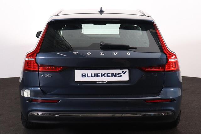 Volvo V60 T6 Recharge AWD Essential - IntelliSafe Assist & Surround - Parkeercamera achter - Verwarmde voorstoelen, stuur & achterbank - Parkeersensoren voor & achter - Inklapbare trekhaak - 18' LMV
