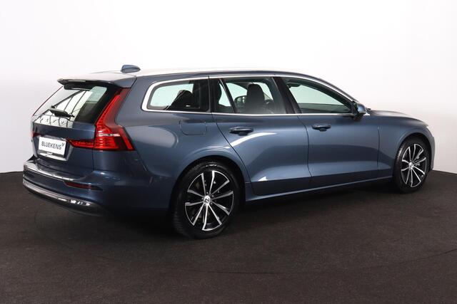 Volvo V60 T6 Recharge AWD Essential - IntelliSafe Assist & Surround - Parkeercamera achter - Verwarmde voorstoelen, stuur & achterbank - Parkeersensoren voor & achter - Inklapbare trekhaak - 18' LMV
