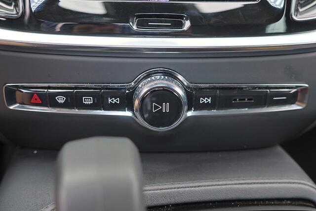 Volvo V60 T6 Recharge AWD Essential - IntelliSafe Assist & Surround - Parkeercamera achter - Verwarmde voorstoelen, stuur & achterbank - Parkeersensoren voor & achter - Inklapbare trekhaak - 18' LMV