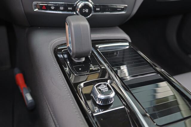 Volvo V60 T6 Recharge AWD Essential - IntelliSafe Assist & Surround - Parkeercamera achter - Verwarmde voorstoelen, stuur & achterbank - Parkeersensoren voor & achter - Inklapbare trekhaak - 18' LMV