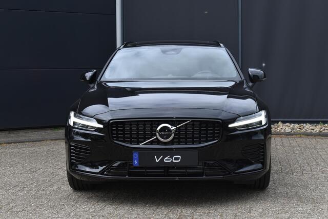 Volvo V60 T6 Plug-in hybrid AWD Ultra Dark | Bowers & Wilkins premium Audio | Massage | Stoel-/Stuurwielverwarming | Head Up Display | 19 inch Lichtmetalen velgen | 360 graden Camera | Panoramisch Schuif-/kanteldak | Lederlook Dashboard | Keyless | Blis | Adaptiev