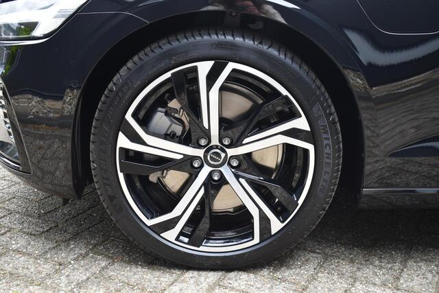 Volvo V60 T6 Plug-in hybrid AWD Ultra Dark | Bowers & Wilkins premium Audio | Massage | Stoel-/Stuurwielverwarming | Head Up Display | 19 inch Lichtmetalen velgen | 360 graden Camera | Panoramisch Schuif-/kanteldak | Lederlook Dashboard | Keyless | Blis | Adaptiev