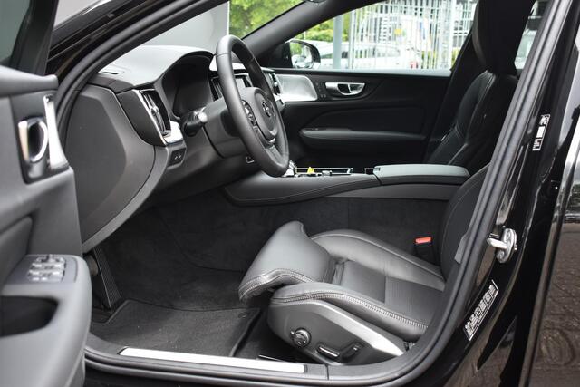 Volvo V60 T6 Plug-in hybrid AWD Ultra Dark | Bowers & Wilkins premium Audio | Massage | Stoel-/Stuurwielverwarming | Head Up Display | 19 inch Lichtmetalen velgen | 360 graden Camera | Panoramisch Schuif-/kanteldak | Lederlook Dashboard | Keyless | Blis | Adaptiev